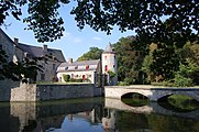 I fossati e il ponte d’ingresso al Castello di Potelle sulla Rhonelle