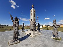 Un monument à Choybalsan représentant les 4 éthnies Mongoles