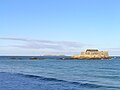 Île du Fort National, à marée haute. L'île de Cézembre se trouve au dernier plan.