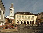 Rathausplatz, links Zwölf-Apostel-Kirche