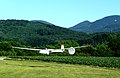 Un planeur H301 Schirm avec son parachute de queue pour l'atterrissage