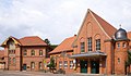 Bahnhof mit Stellwerk, Bahnarbeiterhaus, Güterschuppen, Sommerhalle, Empfangsgebäude und Bahnsteigüberdachung