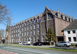 Straßenfassade mit Bibliothekstrakt