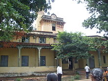 Vue de l'entrée du collège, avec le campanile en arrière-plan.