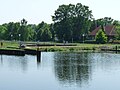 Erdwall im Oberwasser vor der alten Schleusenkammer