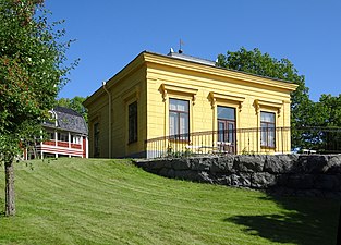 Mölna paviljong med huvudbyggnaden i bakgrunden.