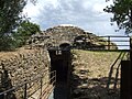 Dromos et dôme du Tumulus della Pietrera.