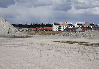 Norra Riksten med gamla start-landningsbanan i förgrunden.