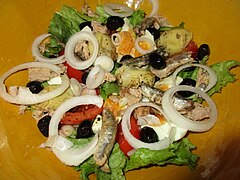 Salade niçoise.