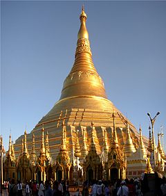 Shwedagon (Shwedagon Zedi Daw, burmesiska: ရွှေတိဂုံ စေတီတော်မြတ်)