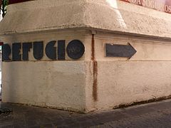 Tipografía Art Decó de un Refugio antiaéreo, diseñado en una calle de la Ciutat Vella (Valencia) durante la Guerra Civil Española (años 1936-1939)