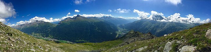 Vue sur le versant nord du massif du Mont-Cenis avec, au centre gauche de l'image, le col du même nom qui perce le cœur du massif et s'ouvre sur le vaste plateau occupé par un lac.