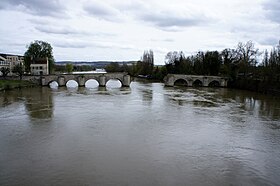 Le Vieux pont de Limay avec l' Ile au Dames à droite.