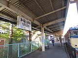 旧1番線、駅看板右下に「横川」と書いてあり、かつての信越本線時代の名残が残っている（2024年5月）