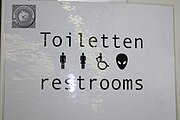 panneau toilettes avec un alien