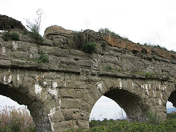 Trecho da Água Cláudia com o Ânio Novo (em tijolos) correndo por cima.