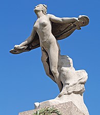 Statue au Bourget pour commémorer les vols de Nungesser et Coli et de Lindbergh.