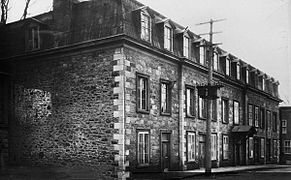 École des frères, encoignure des rues Saint-Pierre et Saint-François-Xavier, 1881.