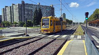 Metrobús Sur station next to a Buenos Aires PreMetro tram
