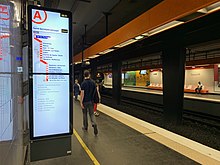 RER A platform (towards Paris) (with view of a service indicator sign)