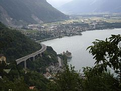 Vue, en plongée, du viaduc de Chillon et de la commune de Villeneuve au fond.