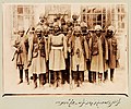 Les esclaves non eunuques étaient parfois affectés aux armées d’élites Qajar. Les 14 escaves sur cette photo appartenaient au prince Zell-e-Sultan de Qajar, Ghameshlou, Isfahan, 1904[15].