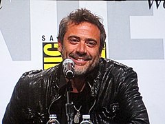 Jeffrey Dean Morgan joue le rôle du Comédien.