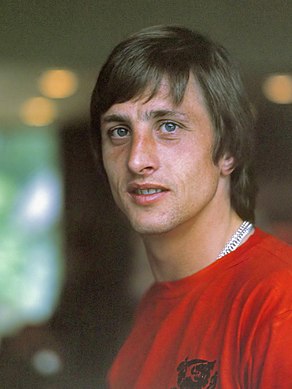 Johan Cruijff: treinador e jogador neerlandês que atuou como atacante. É considerado pela IFFHS como o melhor futebolista europeu do século XX