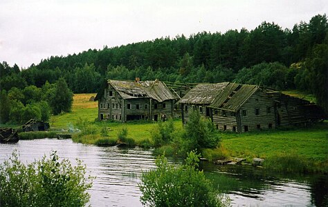 Нежилые, полуразрушенные дома в Пегреме (1998 год)