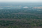 Kazungulabron under uppförande, november 2018. Bilden tagen mot nordost med Kazungula i Botswana i förgrunden. Chobefloden mynnar i Zambezi med den namibiska ön Kankumba i Chobefloden i vänstra delen av bilden.