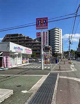 古曽部町2丁目のマンション群と店舗