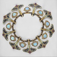 Necklace designed for Lalique's second wife, Alice Ledru, ca 1897–99, מוזיאון המטרופוליטן לאמנות, New York שרשרת צמודת צוואר