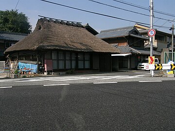 湯の山街道旧道（手前が新道）当時の街道の面影を色濃く残す淡河本町