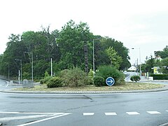 Le carrefour giratoire des routes départementales 990 et 67 en 2012.