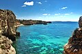 Vista panorâmica do azul do mar na Praia da Marinha, situada na Caramujeira, no Algarve