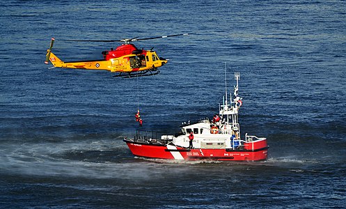 Training exercise of the Royal Canadian Air Force at Canadian Coast Guard, by Letartean