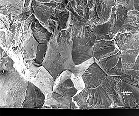 Излом стали AISI 304 под микроскопом