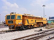 מכונת הידוק (מבטשה) 904, תוצרת חברת Plasser & Theurer, דגם 09-32 CSM, במוסך הציוד ההנדסי בלוד