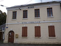 La mairie et l'école.