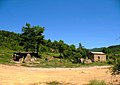 Le dolmen de Sòls de Riu et l'église de Sainte Eulalie de Pomanyons.