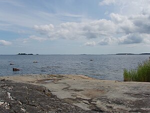 Östra Lagnö vid Norra Ljusterö vid Brännholmen med vy mot Husaröleden i nordost och i bakgrunden från vänster i bild Askholmarna, Systrarna, Trekobbarna och Ingalskär.