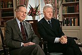 همراه با جورج هربرت واکر بوش در کتابخانه کاخ سفید (۲۰۰۵)