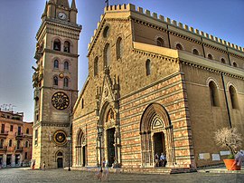 La façade et le clocher de la cathédrale.