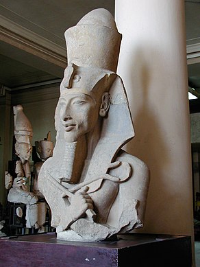 Partie supérieure d'un colosse d'Akhenaton (Musée égyptien du Caire).