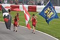 Des femmes portant les drapeaux des pilotes.