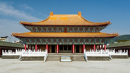 Templo Kaohsiung Confúcio é um templo dedicado à memória de Confúcio, em Kaohsiung. Com uma área de 167 metros quadrados, é o maior complexo de templos confucionistas de Taiwan. O templo foi construído originalmente em 1684, durante o reinado do imperador Kangxi. No entanto, durante o período colonial japonês, o templo caiu em desuso e abandono. Um novo templo foi construído em 1976. O novo projeto foi baseado na arquitetura da dinastia Song. (definição 5 529 × 3 110)