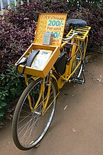 Telefone público de bicicleta em Uganda.