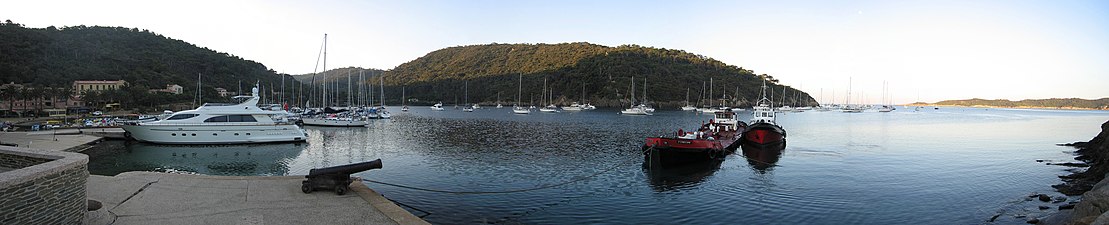 Port de Port-Cros, le matin.