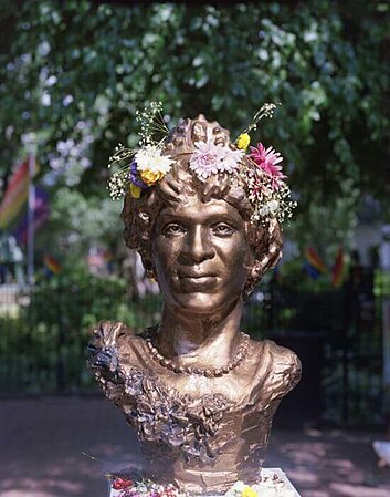 Busto de Marsha P. Johnson: travesti, drag queen e ativista norte-americana