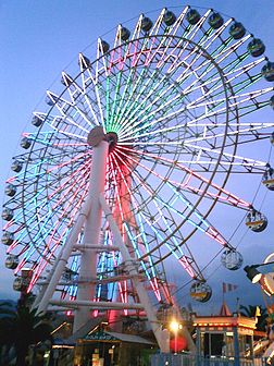 Grande roue foraine à Kobe (Japon). (définition réelle 720 × 960*)